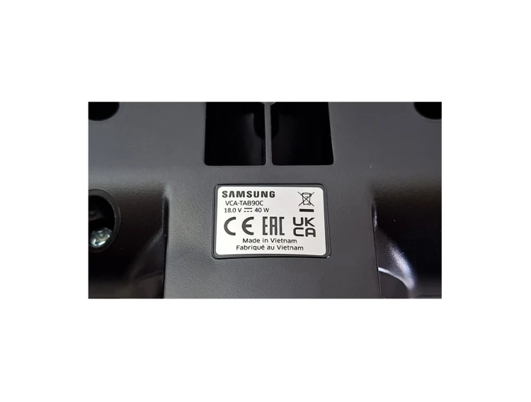 Zaawansowany silnik napędzający wałek szczotki umożliwia osiąganie prędkości około 3750 obrotów na minutę, co przekłada się na skuteczne zbieranie zabrudzeń zarówno z dywanów, jak i twardych podłóg.